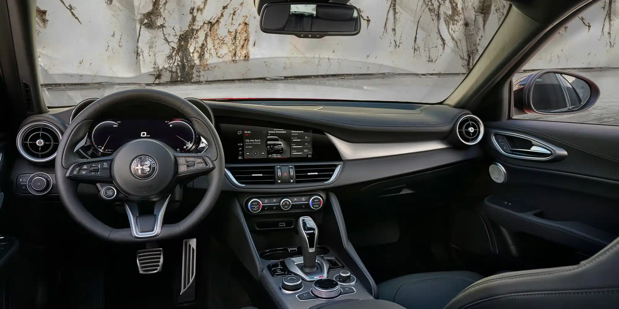 Innenraum der Alfa Romeo Giulia mit Lenkrad, Digitaldisplay und Mittelkonsole