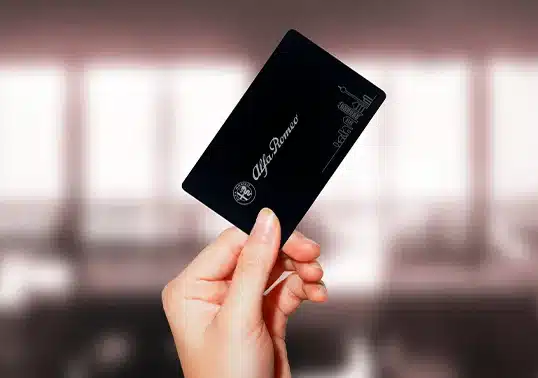 Hand mit einer schwarzen Alfa Romeo Ladekarte