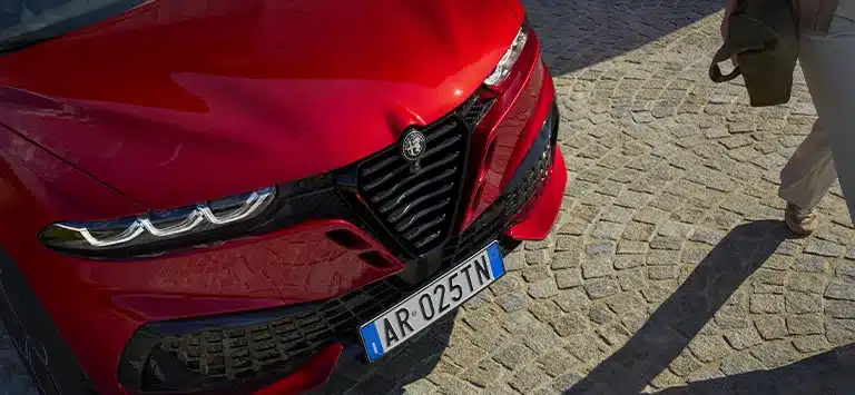 Rote Front des Alfa Romeo Tonale mit Scudetto-Kühlergrill und LED-Scheinwerfern.
