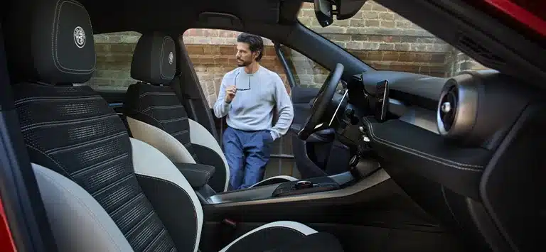 Blick in den Innenraum des Alfa Romeo Tonale mit exklusiven Leder-Alcantara-Sitzen und modernen Armaturen