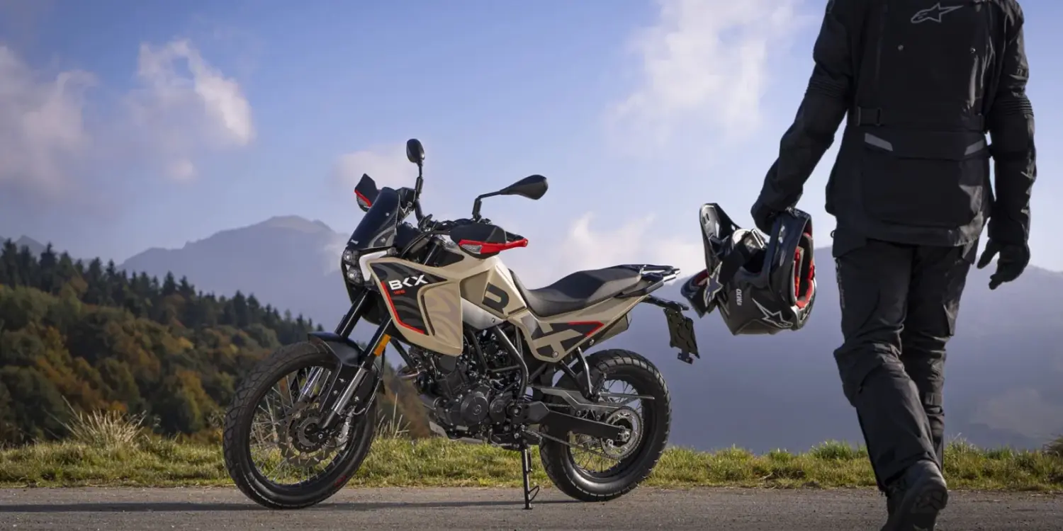 Benelli BKX 125 Adventure-Motorrad mit Fahrer im Outdoor-Setting bei Tageslicht