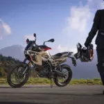 Benelli BKX 125 Adventure-Motorrad mit Fahrer im Outdoor-Setting bei Tageslicht
