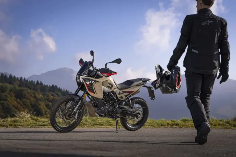 Benelli BKX 125 Adventure-Motorrad mit Fahrer im Outdoor-Setting bei Tageslicht