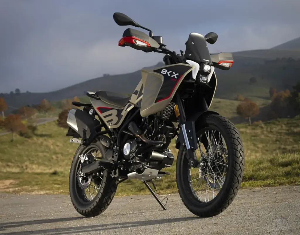 Benelli BKX 125 Adventure-Motorrad auf einer Landstraße vor hügeliger Landschaft
