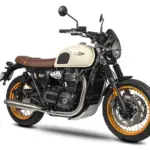 Brixton Cromwell 1200 X Motorrad in Seitenansicht, Retro-Stil, cremefarbener Tank und brauner Sitzbank