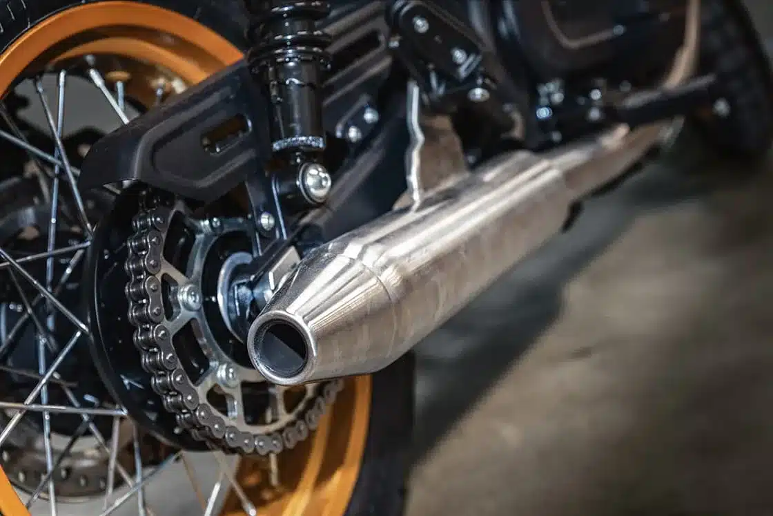 Nahaufnahme vom Auspuff, Kette und Hinterrad der Brixton Cromwell 1200 X Motorrad.