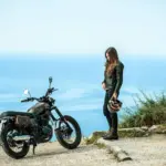 Motorrad Brixton Cromwell 125 mit Fahrerin vor Meer