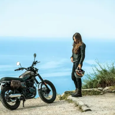 Motorrad Brixton Cromwell 125 mit Fahrerin vor Meer