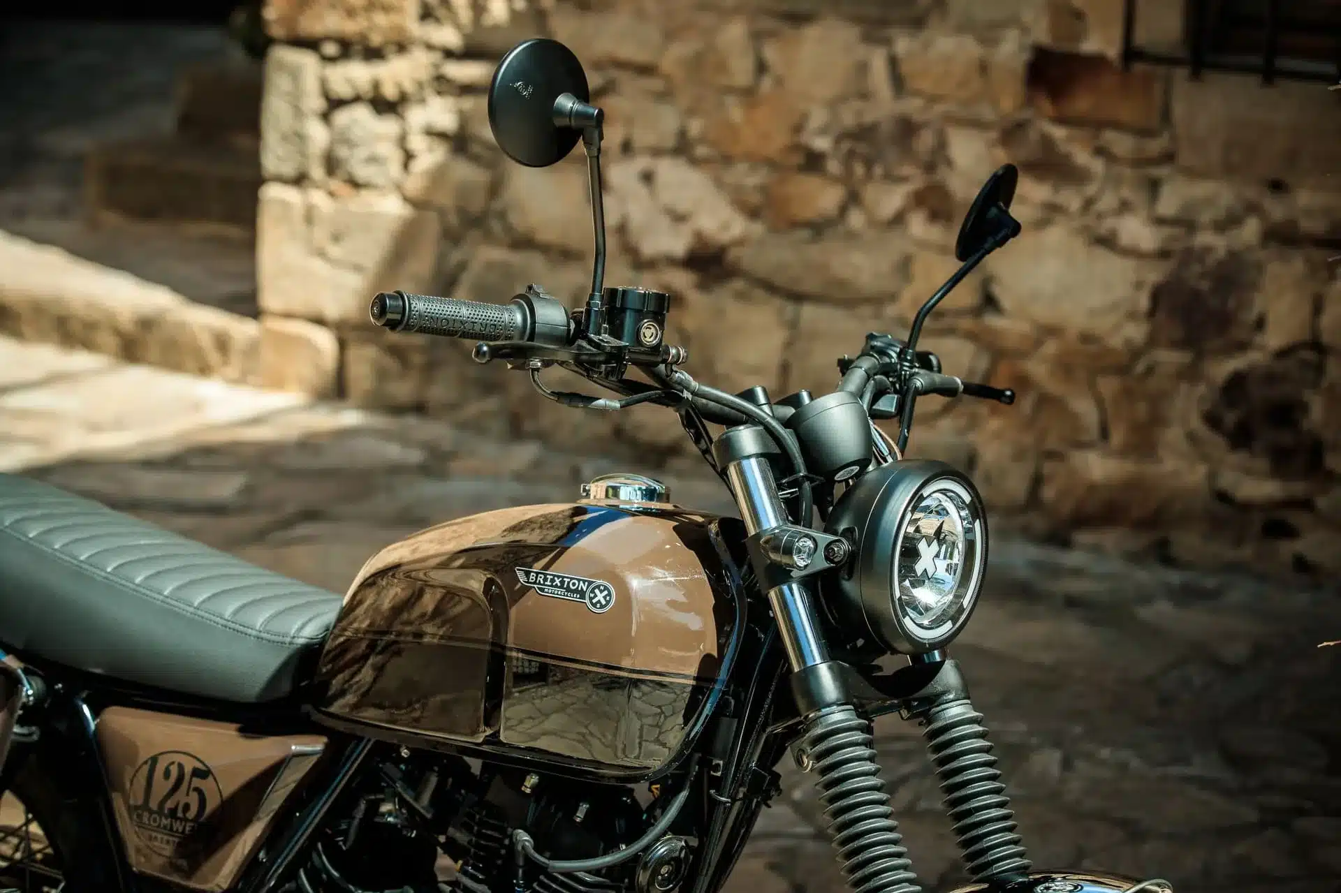 Brixton Cromwell 125 Motorrad, Detailansicht von vorne mit Tank und LED-Scheinwerfer