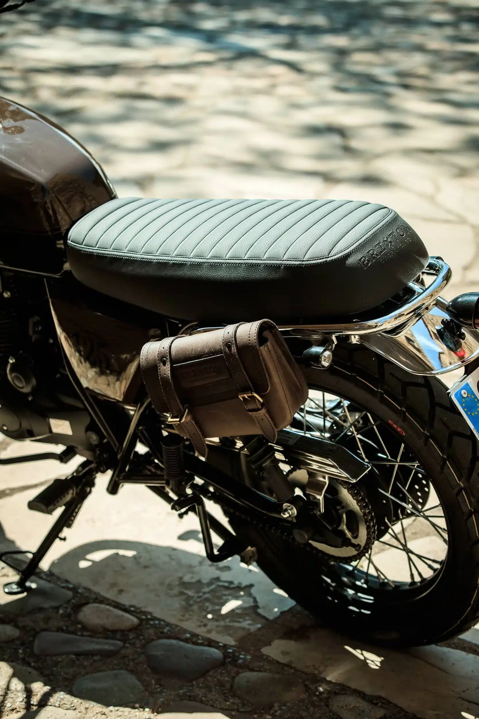 Seitliche Detailaufnahme des Sitzbereichs und der Leder-Seitentasche einer Brixton Cromwell 125.