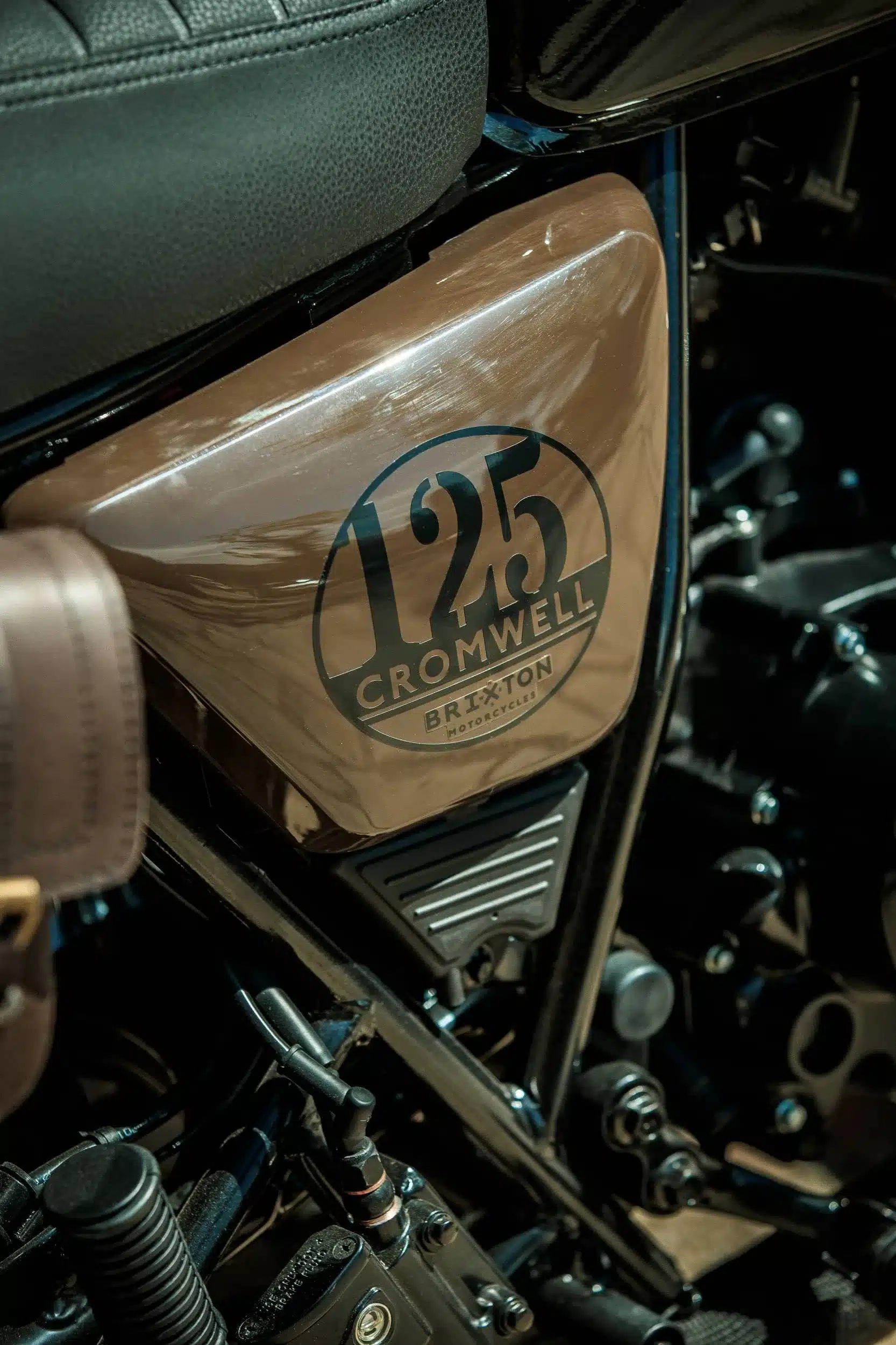 Detailansicht des Seitendeckels mit dem 125 Cromwell Brixton Motorcycles Schriftzug