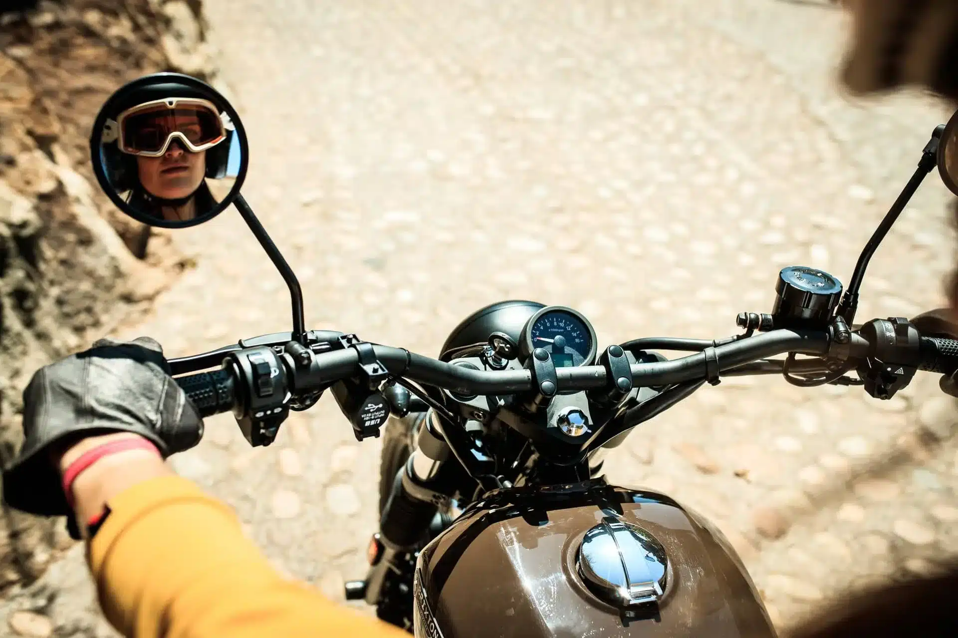 Nahaufnahme des Lenkers der Brixton Cromwell 125 mit Sicht auf das Cockpit und den Fahrer im Rückspiegel