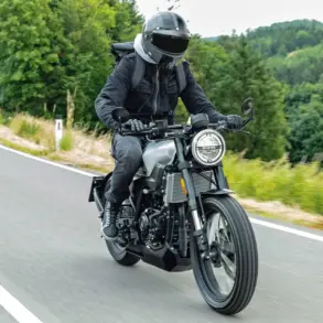 Brixton Crossfire 125 Motorrad wird von einem Fahrer auf einer Landstraße gefahren