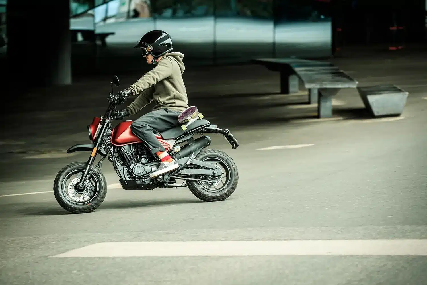 Fahrer auf einer Brixton Crossfire 125 XS fährt durch die Stadt