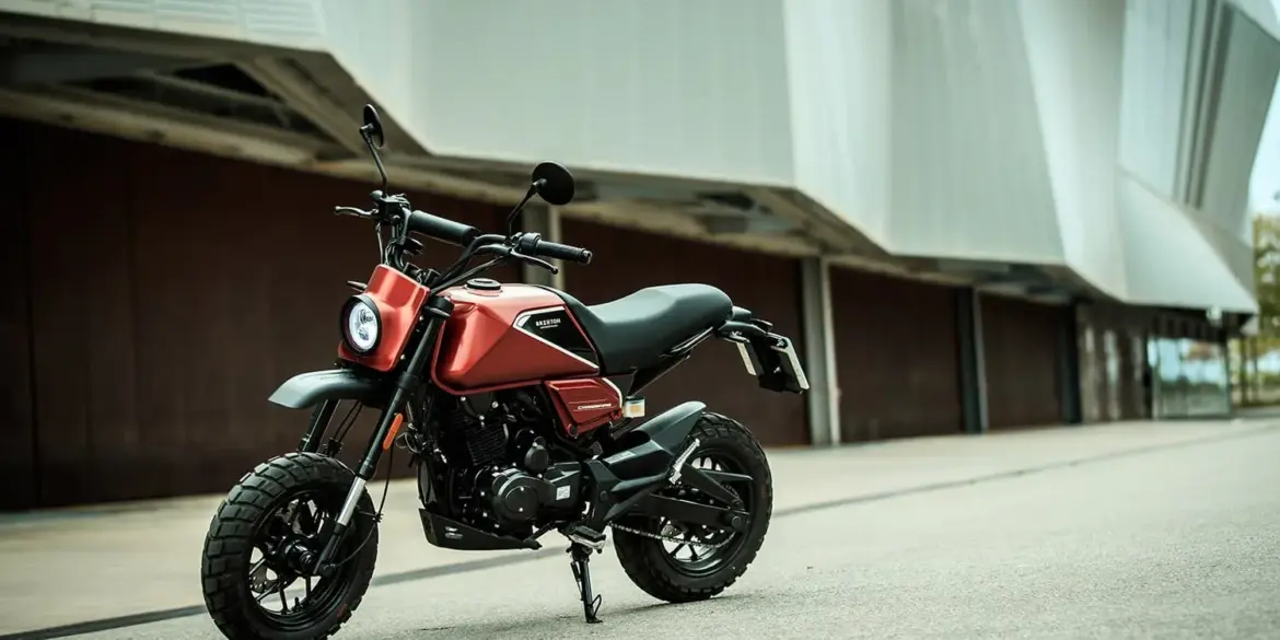 Brixton Crossfire 125 XS in Backstage Black auf urbaner Straße, Seitenansicht