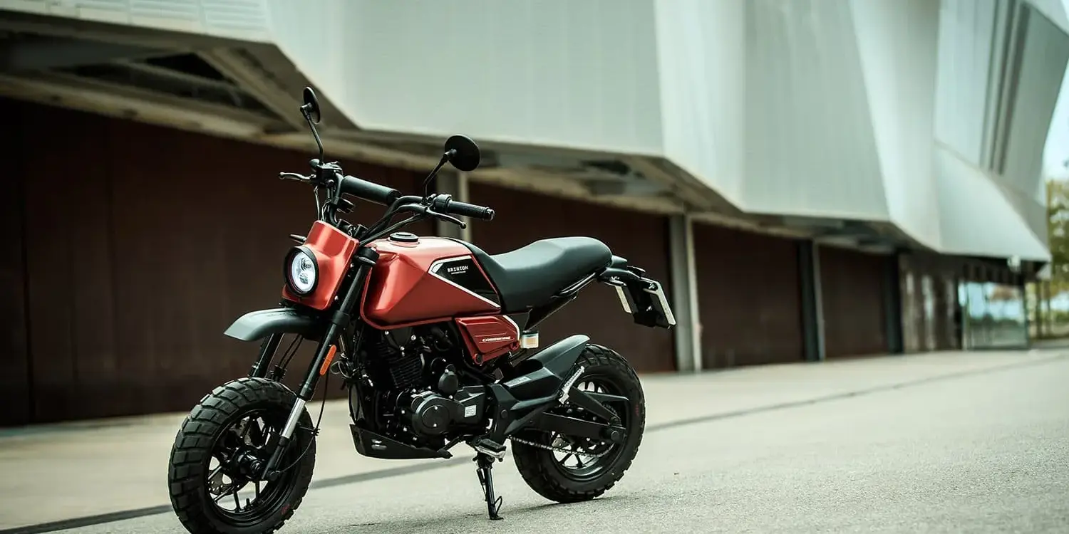 Brixton Crossfire 125 XS in Backstage Black auf urbaner Straße, Seitenansicht