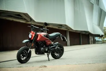 Brixton Crossfire 125 XS in Backstage Black auf urbaner Straße, Seitenansicht