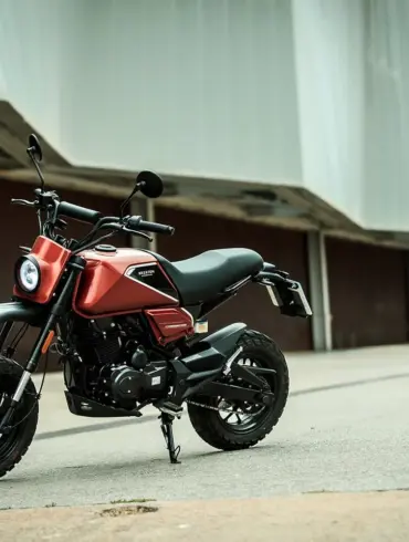 Brixton Crossfire 125 XS in Backstage Black auf urbaner Straße, Seitenansicht