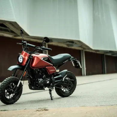 Brixton Crossfire 125 XS in Backstage Black auf urbaner Straße, Seitenansicht