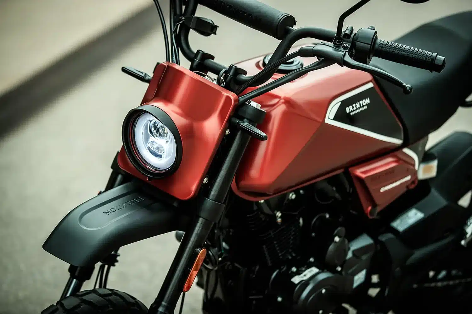 Nahaufnahme der Brixton Crossfire 125 XS mit LED-Scheinwerfer und rotem Tank