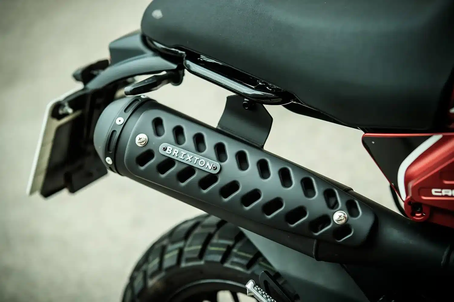 Auspuff und Heck der Brixton Crossfire 125 XS im Detail