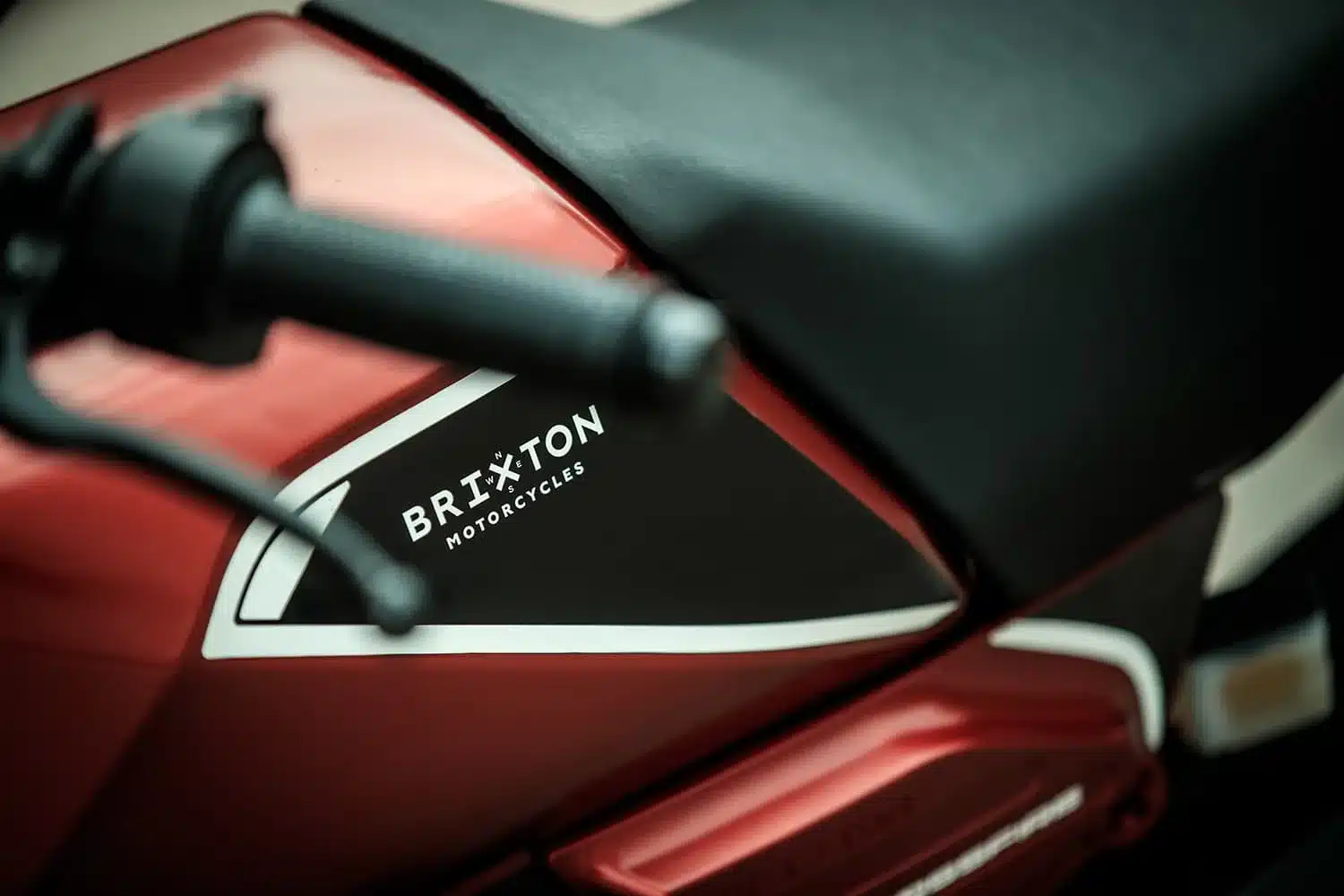 Nahaufnahme des Tanks und der Sitzbank einer Brixton Crossfire 125 XS