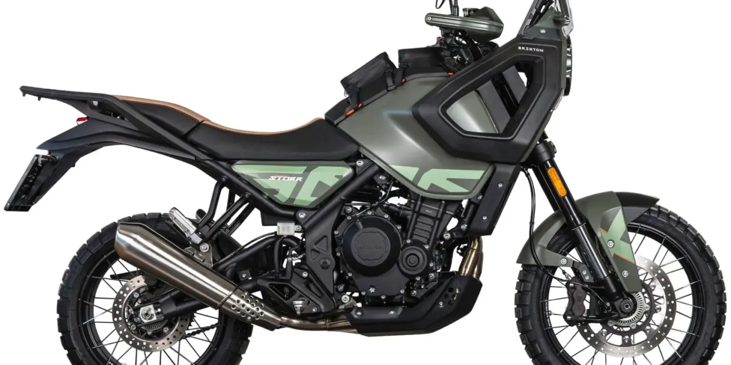 Seitenansicht der Brixton Crossfire 500 STORR in Sage Green matt.