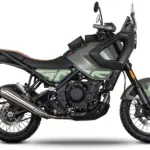 Seitenansicht der Brixton Crossfire 500 STORR in Sage Green matt.