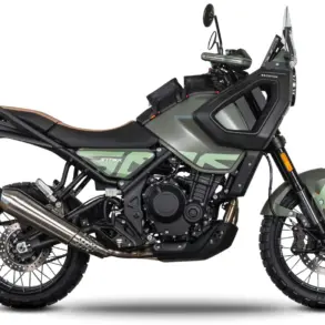 Seitenansicht der Brixton Crossfire 500 STORR in Sage Green matt.