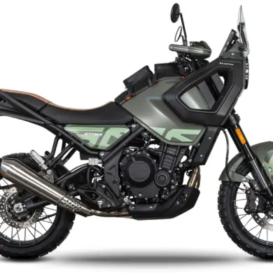 Seitenansicht der Brixton Crossfire 500 STORR in Sage Green matt.