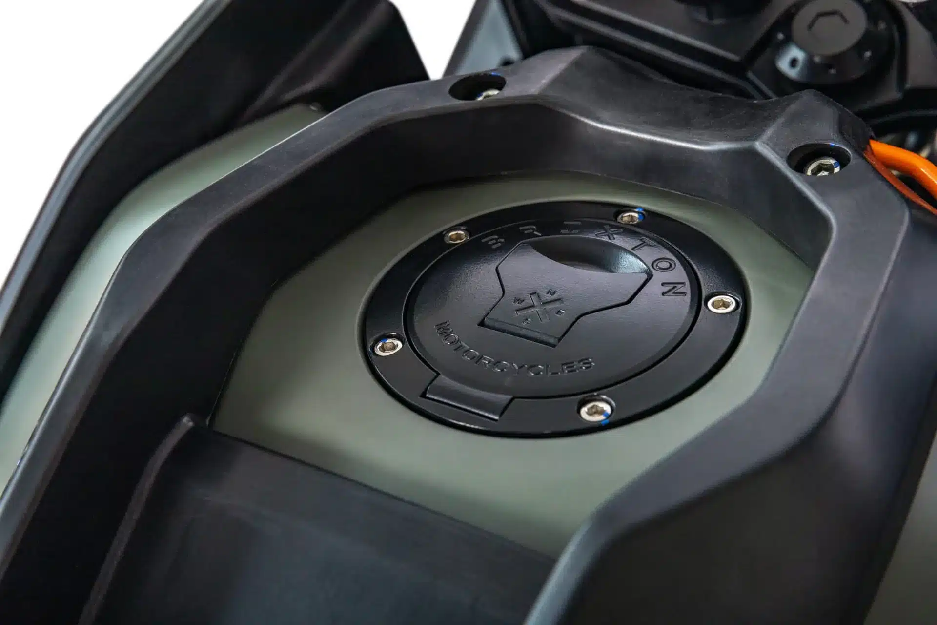 Detailaufnahme des Tankdeckels der Brixton Crossfire 500 STORR