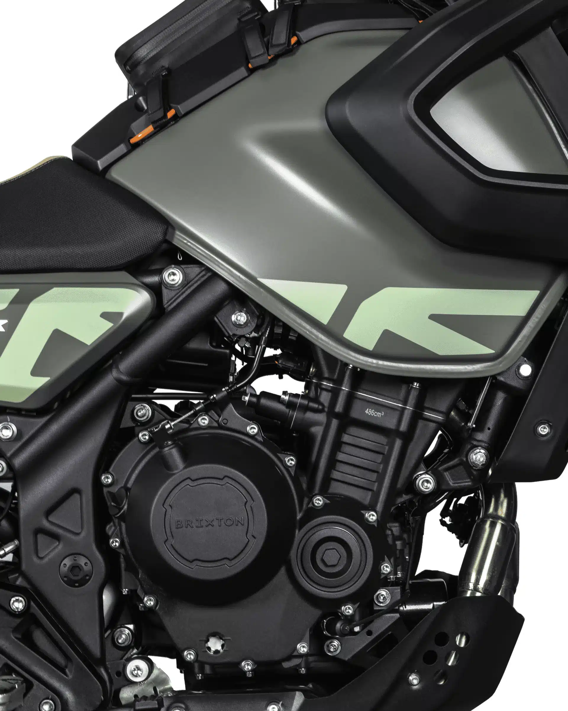 Detailansicht des Motors der Brixton Crossfire 500 STORR mit sichtbarem Rahmen und Tank