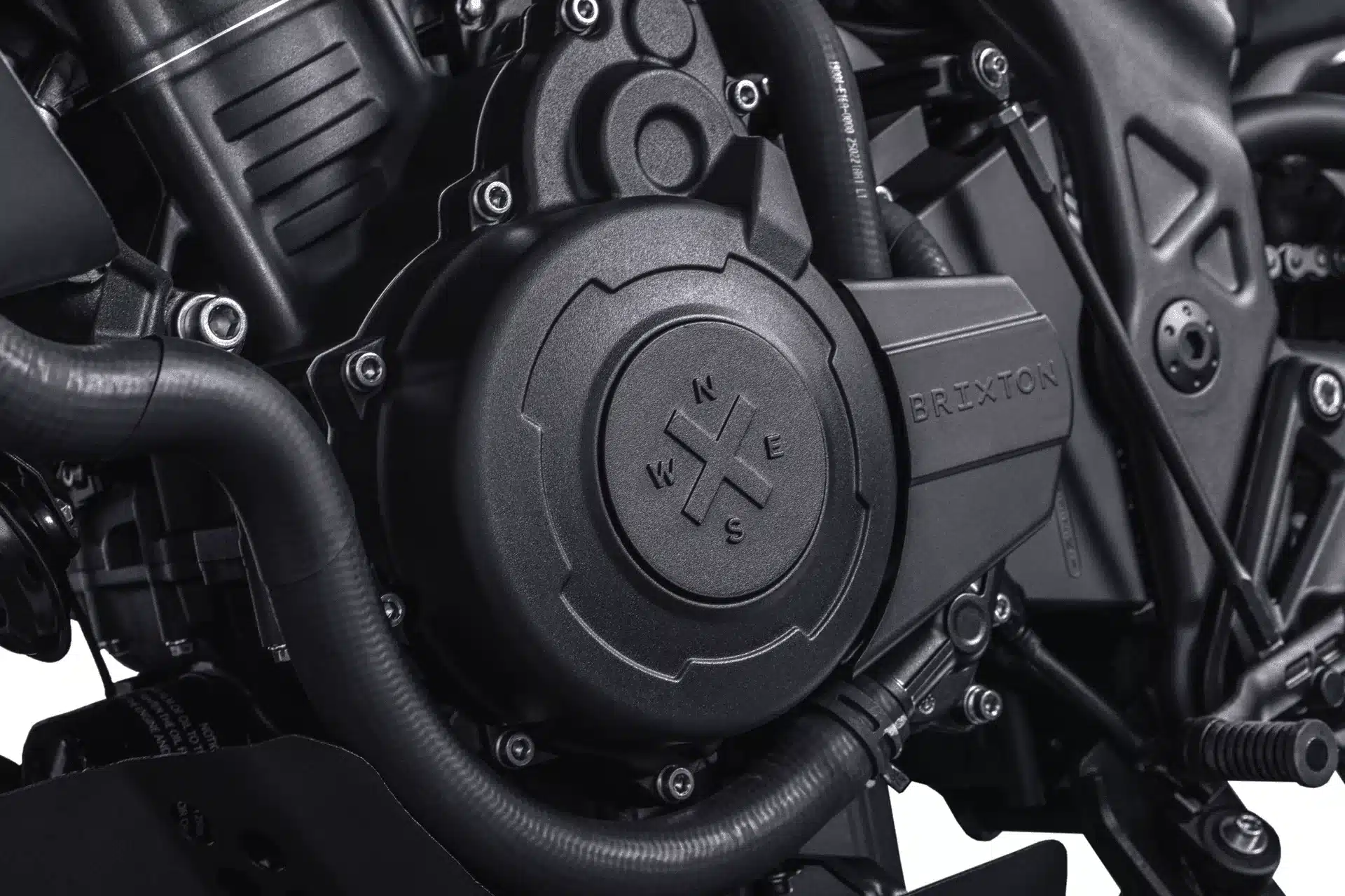 Nahaufnahme des Motors der Brixton Crossfire 500 STORR mit Brixton-Logo.