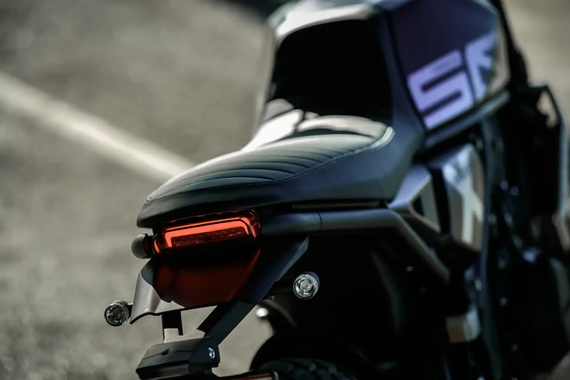 Nahaufnahme des Hecks der Brixton Crossfire 500 X mit Kennzeichenhalter, LED-Rücklicht und Sitzbank.