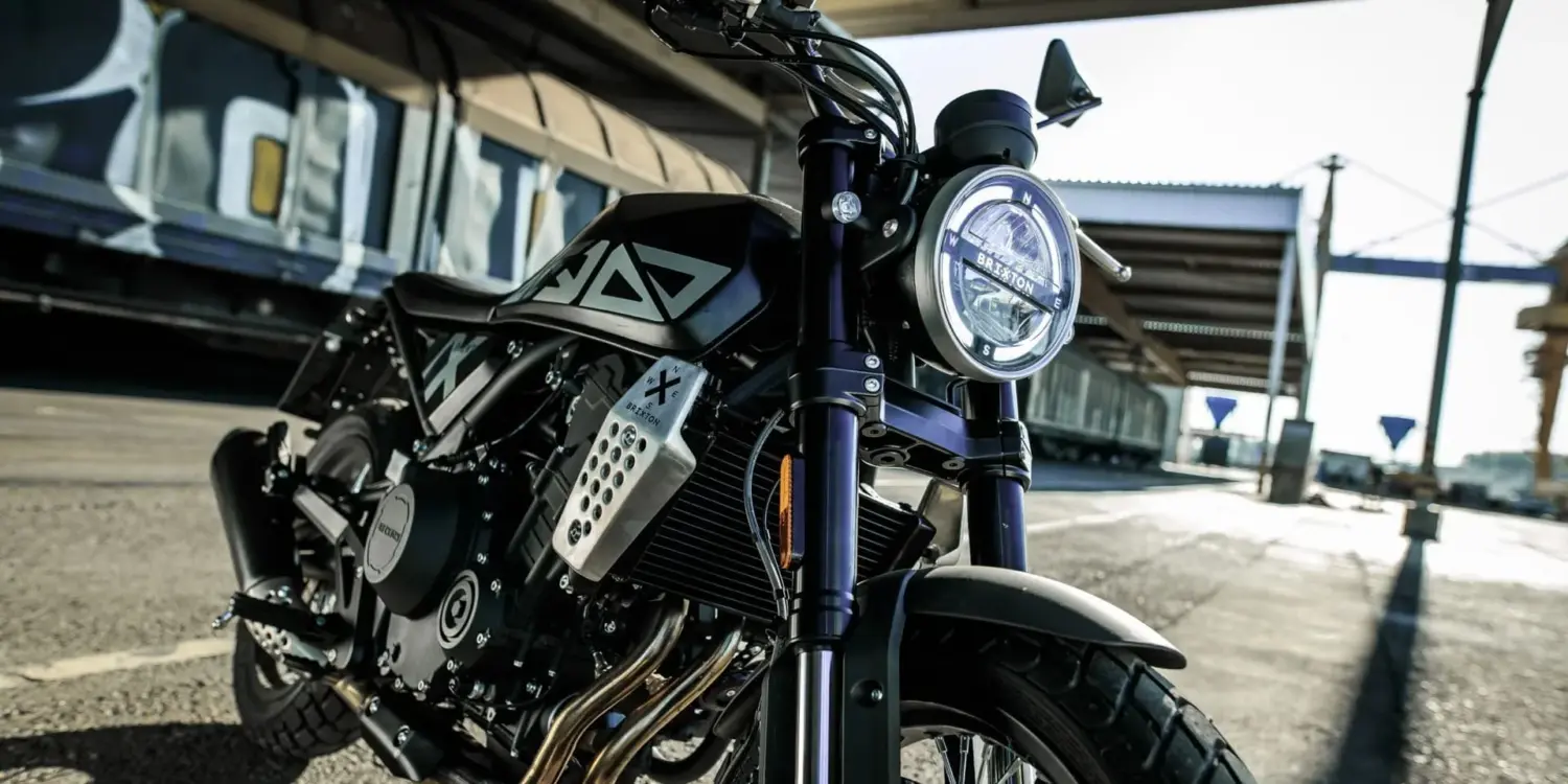 Nahaufnahme der Brixton Crossfire 500 X mit Schwerpunkt auf Front und Motor, urbanes Hintergrundmotiv