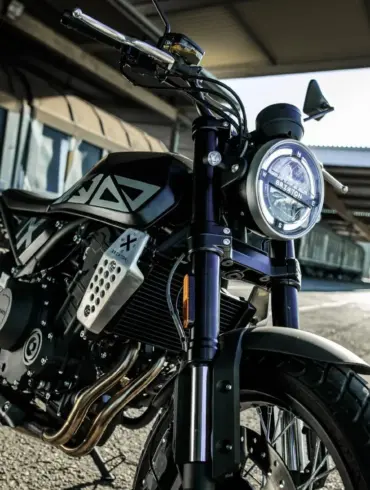 Nahaufnahme der Brixton Crossfire 500 X mit Schwerpunkt auf Front und Motor, urbanes Hintergrundmotiv