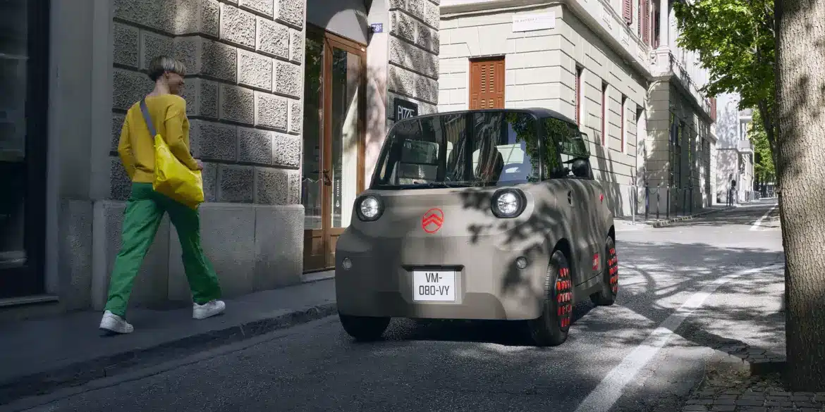 Citroën Ami, ein kompaktes Elektrofahrzeug, fährt auf einer städtischen Straße.