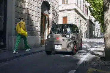 Citroën Ami, ein kompaktes Elektrofahrzeug, fährt auf einer städtischen Straße.