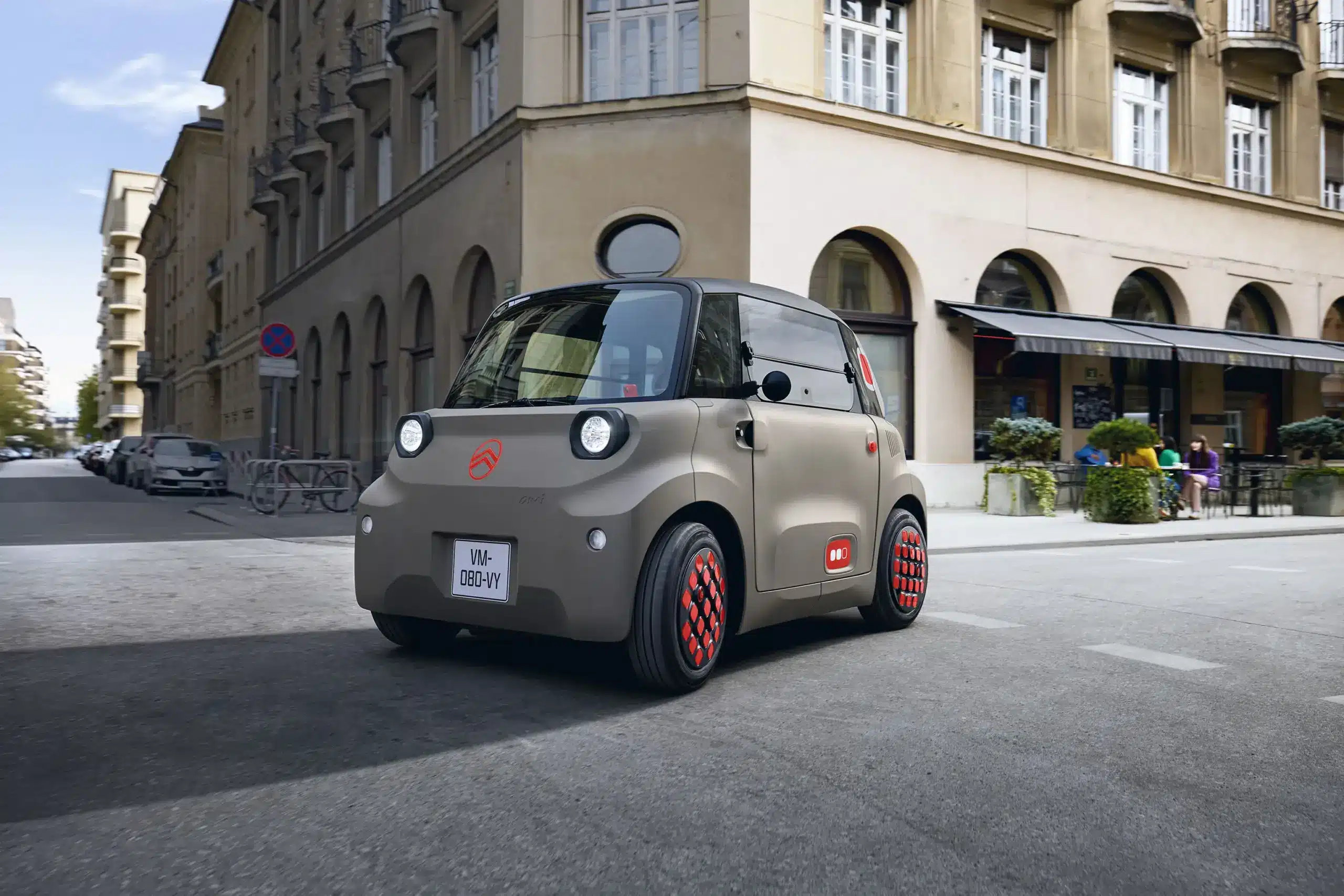 Citroën Ami: elektrisches Stadtfahrzeug mit kompaktem, kantigem Design auf einer Straße.