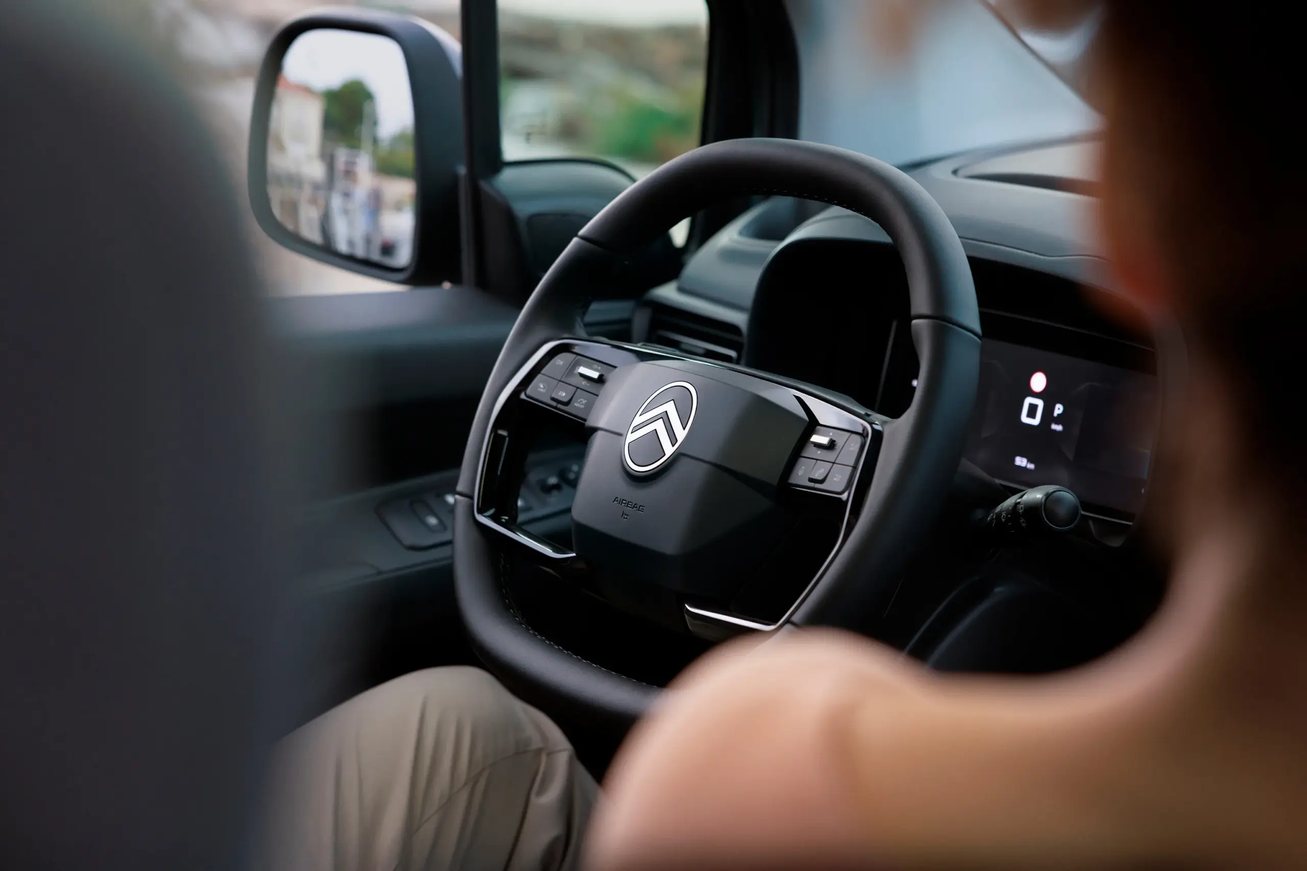 Innenansicht auf das Lenkrad und das digitale Display eines Citroën ë-Berlingo Elektrofahrzeugs