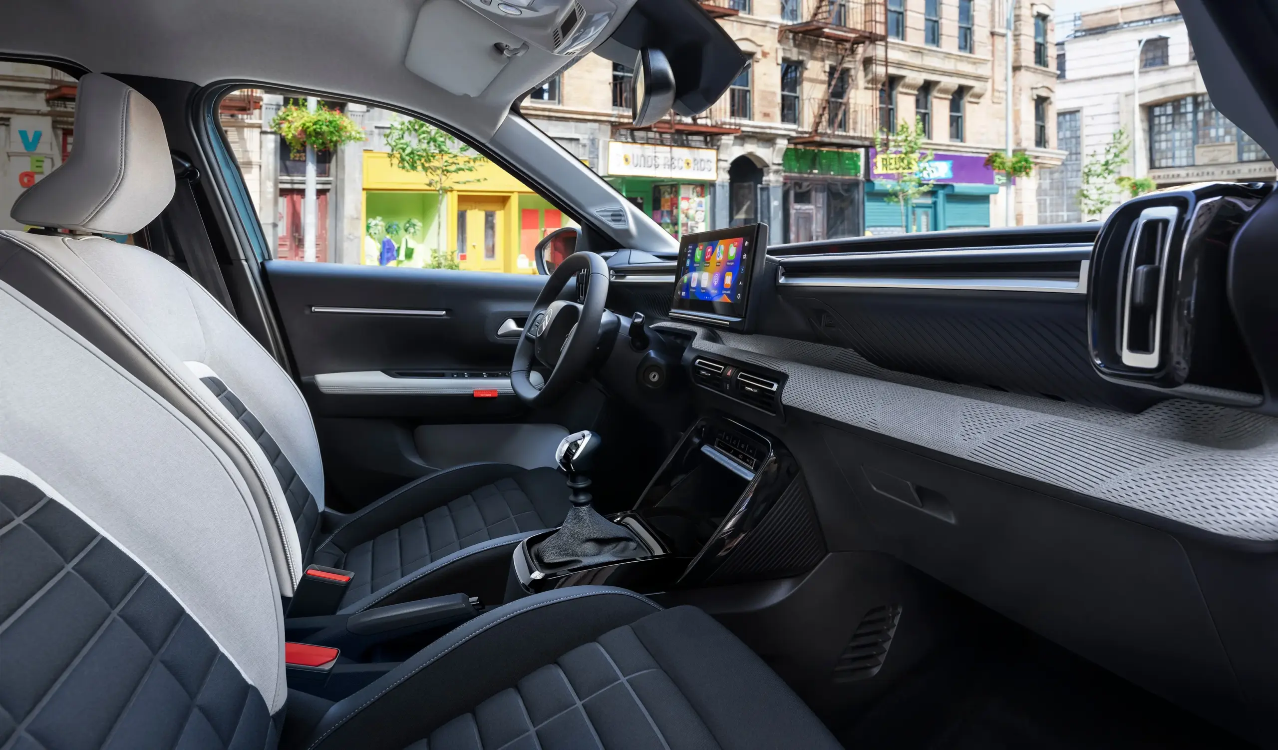 Innenraum des Citroën ë-C3 mit moderner Armaturentafel, komfortablen Sitzen und Touchscreen-Display.