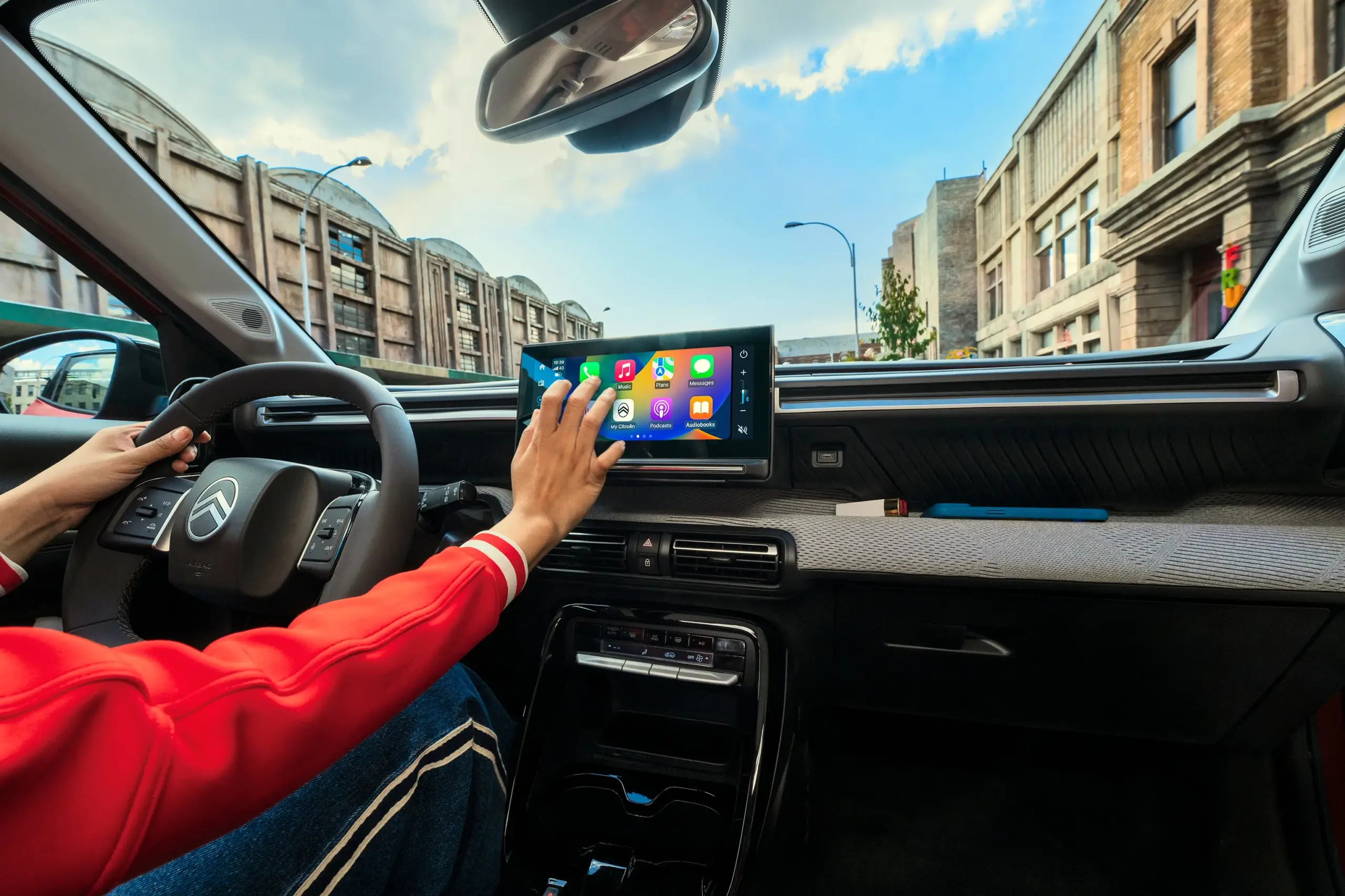 Blick auf das moderne Cockpit des Citroën ë-C3 mit großem Touchscreen und Head-up-Display
