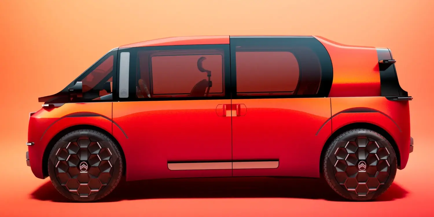 Seitenansicht des Citroën ELO Concept Elektroautos vor rotem Hintergrund