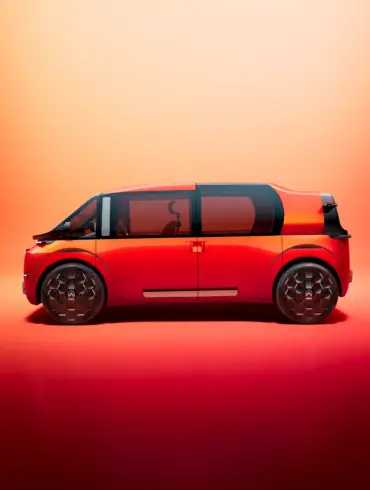 Seitenansicht des Citroën ELO Concept Elektroautos vor rotem Hintergrund
