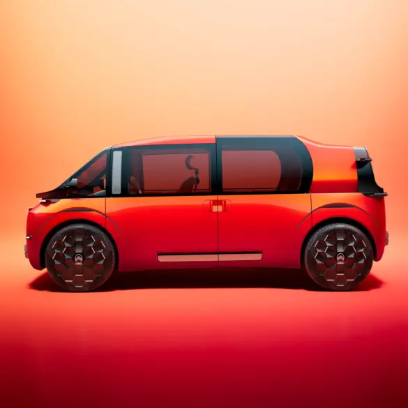 Seitenansicht des Citroën ELO Concept Elektroautos vor rotem Hintergrund