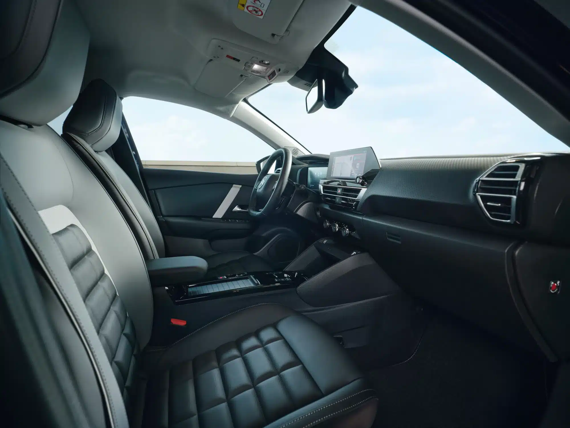 Innenraum des Citroën New C4 X mit komfortablen Sitzen und digitalem Armaturenbrett.
