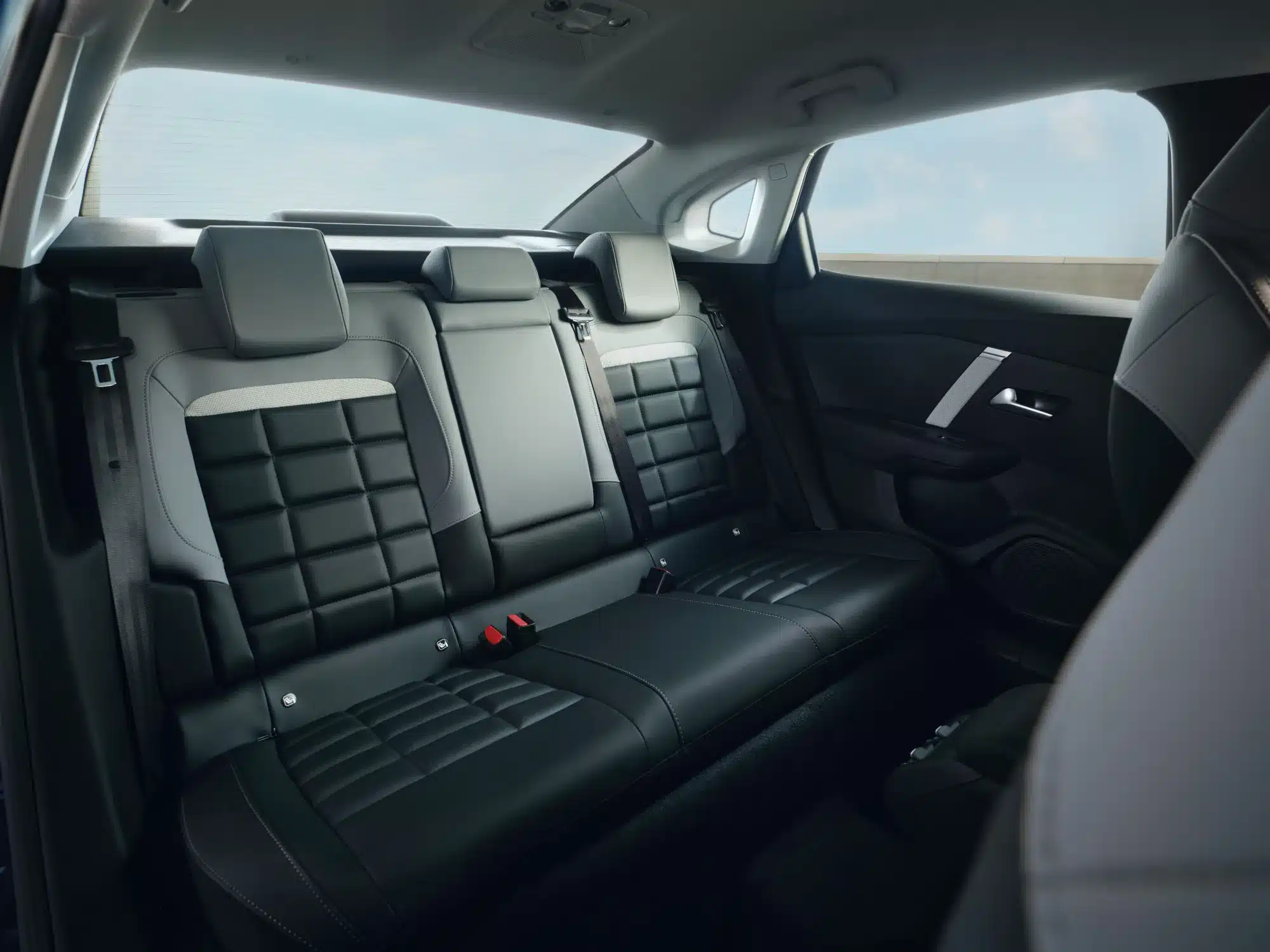Rücksitzbank mit Advanced-Comfort-Sitzen im Citroën New C4 X, schwarz mit markanten Steppnähten.