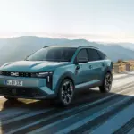 Dacia Striker Hybrid-Crossover fährt auf kurviger Bergstraße bei Tageslicht