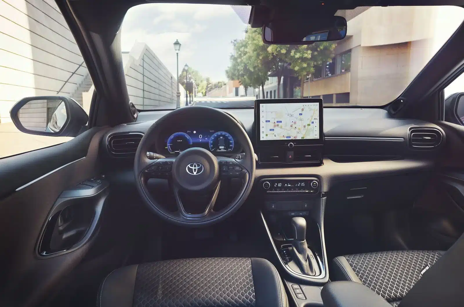 Innenraum und Cockpit eines Toyota Yaris Hybrid mit Multifunktionslenkrad und großem Touchscreen