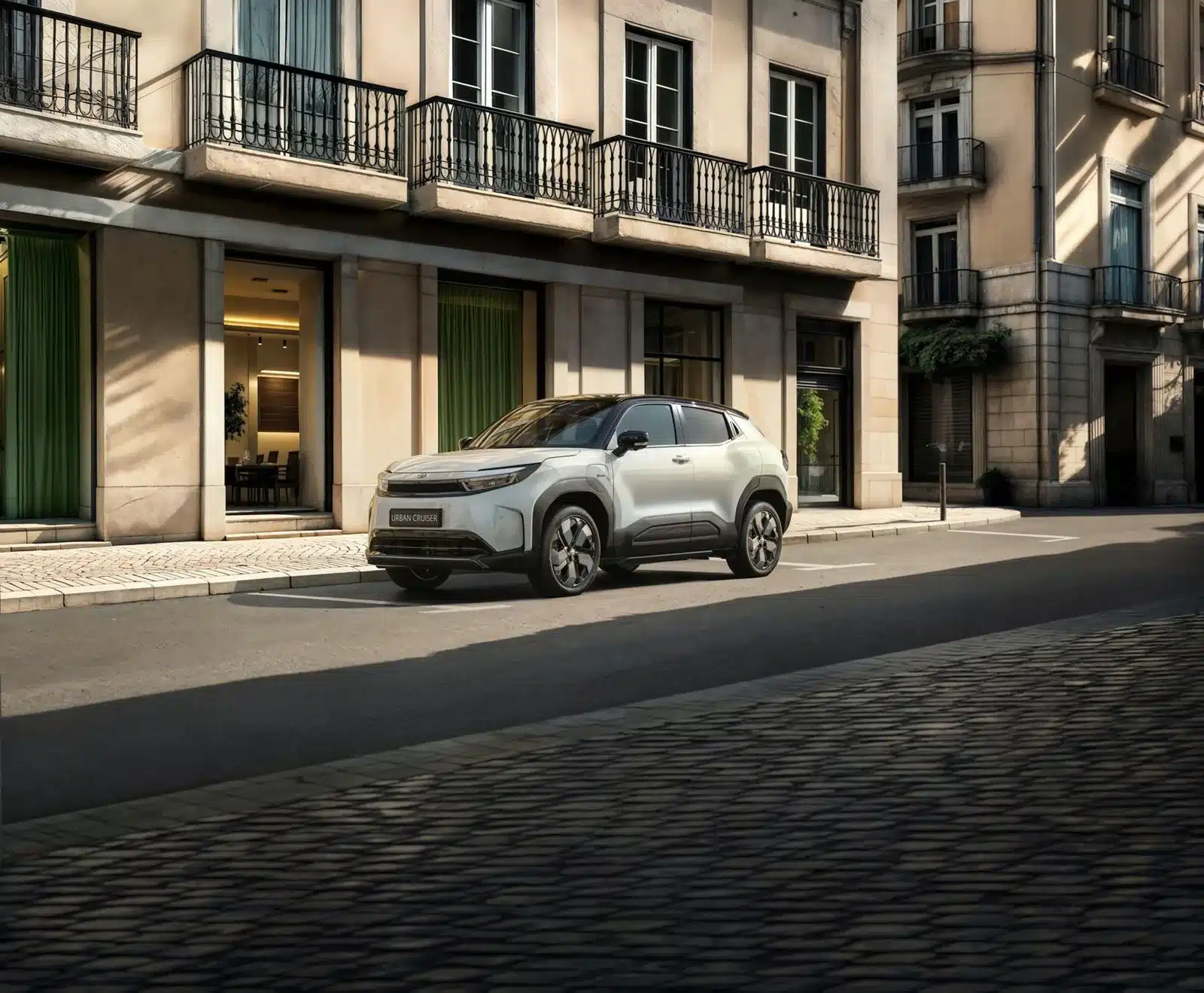 Toyota Urban Cruiser Kompakt-SUV vollelektrisch in einer Stadt geparkt